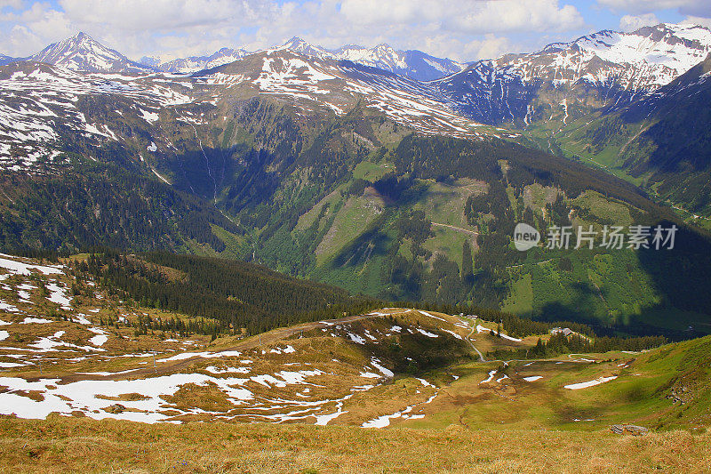 在巴德加斯坦的雪山之上，雄伟的Hohe tauern和Kitzbüheler阿尔卑斯山，戏剧性的泰洛风景全景，奥地利